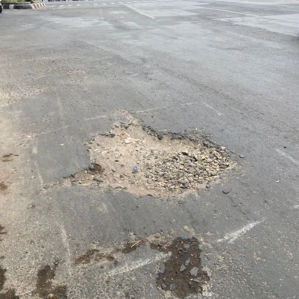 jalan berlubang sebelum proses penambalan