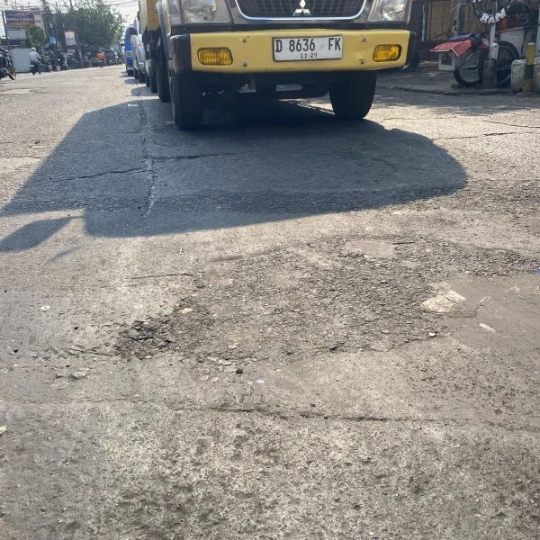 hasil penambalan aspal pada jalan yang dilalui truk