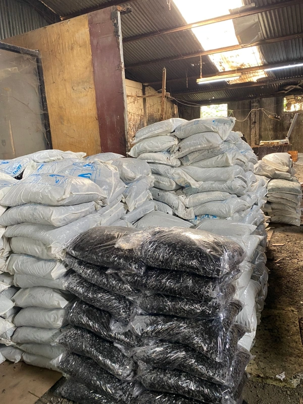tumpukan kemasan aspal cold mix di gudang