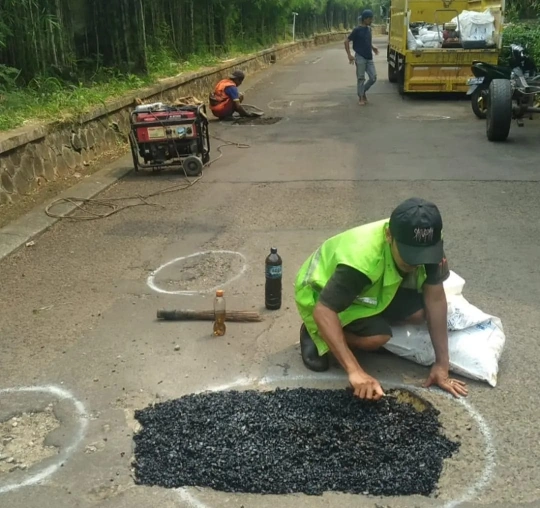 proses penambalan jalan berlubang