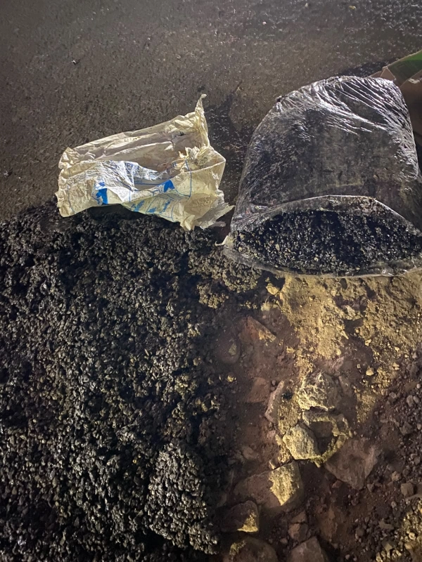 material aspal cold mix di samping kemasan terbuka