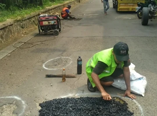 proses penambalan jalan berlubang